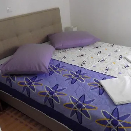 Charming 3 Sleeps 4 Guests سبليت