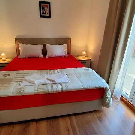 Charming 3 Sleeps 4 Guests شقة سبليت