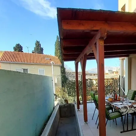 Charming 3 Sleeps 4 Guests شقة *