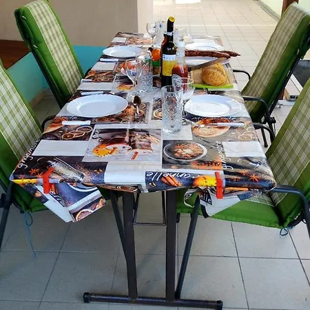 Charming 3 Sleeps 4 Guests سبليت