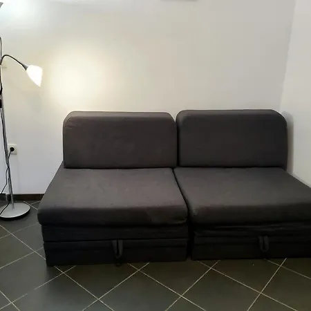 Charming 3 Sleeps 4 Guests شقة *