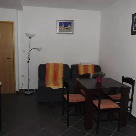 Charming 3 Sleeps 4 Guests Apartment Split