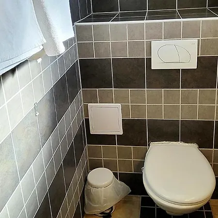 Charming 3 Sleeps 4 Guests Apartment *