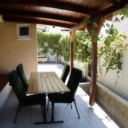 Charming 3 Sleeps 4 Guests Apartment Split