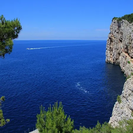 Charming 3 Sleeps 4 Guests Apartment *